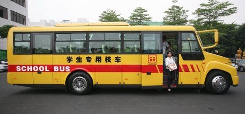 外形很酷 国内首款专业校车亮相广东