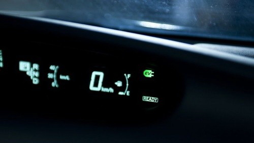 插电的混合动力车 试2012款丰田普锐斯