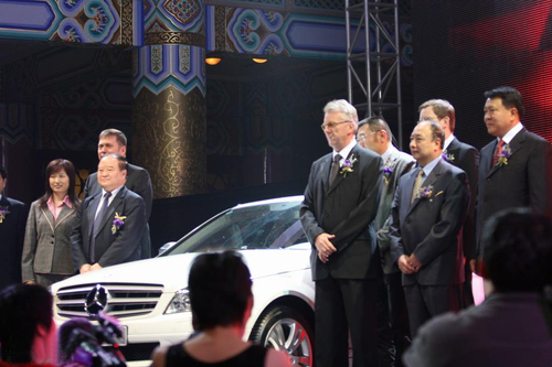 国产新奔驰C级上市 售37.8万-47.8万元 