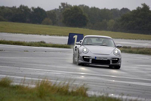 风雨中释放激情 海外试驾保时捷911 GT2 