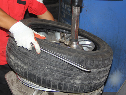 汽车安全手册：轮胎被扎我们该怎么办
