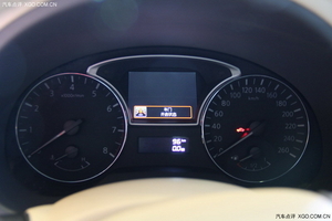 仪表盘处配备了4.3寸的3d驾驶辅助显示系统,可通过3d立体效果显示