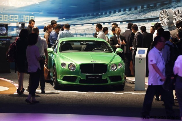 在欧陆gt体验区内,宾利欧陆gt v8 s及欧陆gt v8 s敞篷版与户高清图片