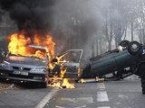 法国跨年夜烧近千辆汽车