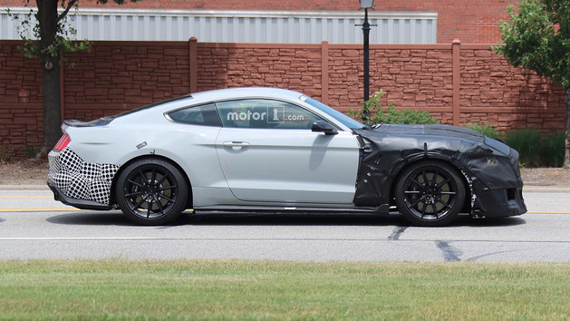 全新Mustang Shelby GT500路试谍照亮相