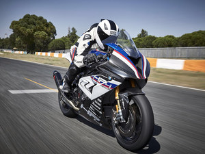 宝马hp4race今亮相碳纤车架限量30台