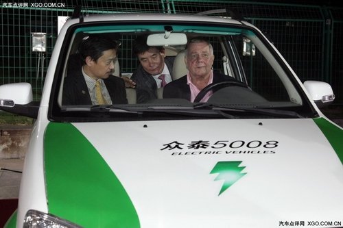 国际资本大鳄罗杰斯 试驾众泰电动汽车