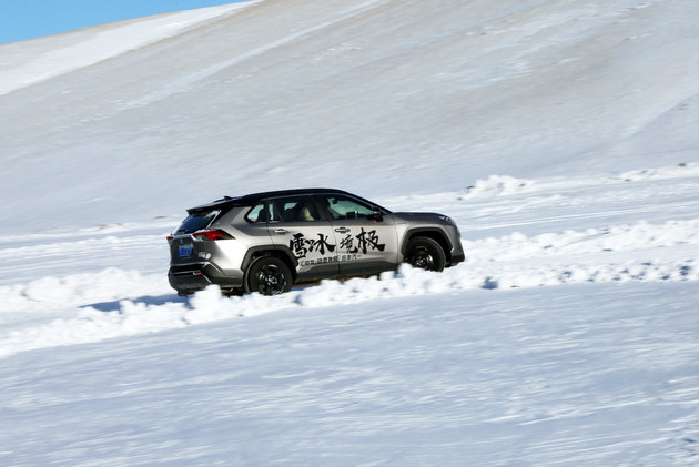 一汽丰田双擎家族冰雪试驾 行驶稳定性出色