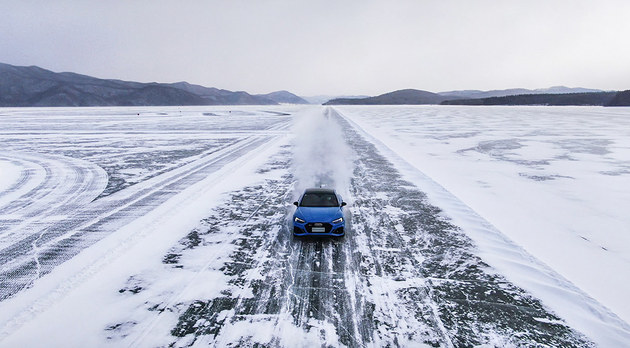 奥迪冰雪驾驶体验 用四驱在滑动中找乐儿