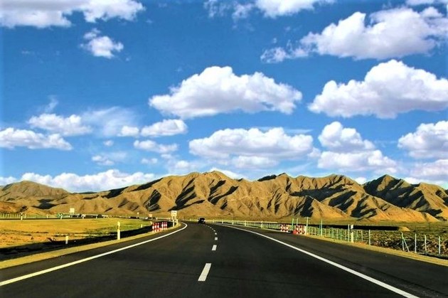 驾车于京新高速之上 一起领略绝美大漠风光