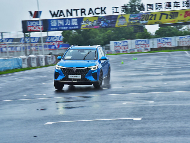 荣威RX5PLUS性能体验 雨天照样跑出好成绩
