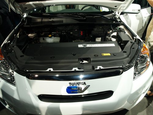 加速性不逊V6 丰田RAV4 EV电动车发布