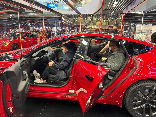 高调围观特斯拉Model S Plaid巡展，车主表示“太过瘾”！
