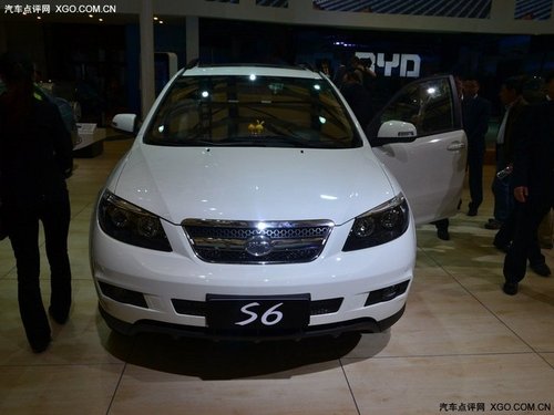 2011上海车展 比亚迪S6亮相上海车展