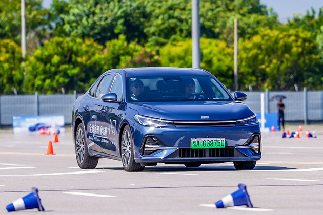 开启油耗2L时代 场地体验吉利银河A7
