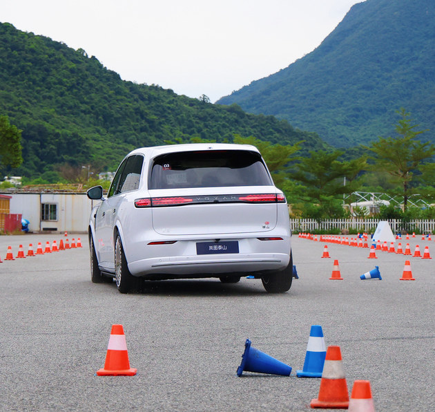 这才是豪华旗舰SUV该有的样子—试驾岚图泰山