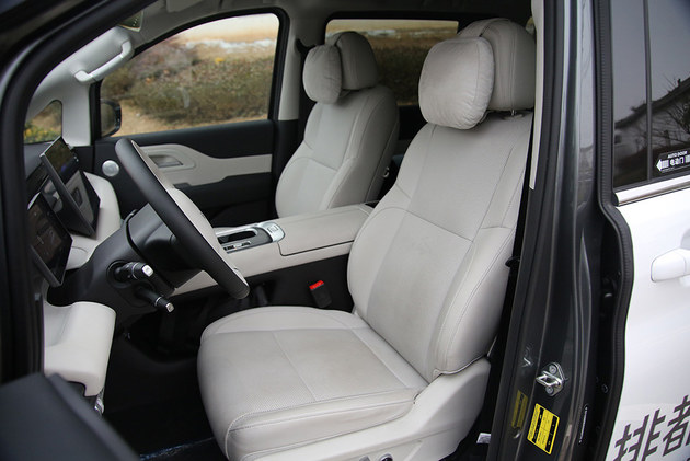 空间大组合多性价比不错 锐胜M8增程版试驾