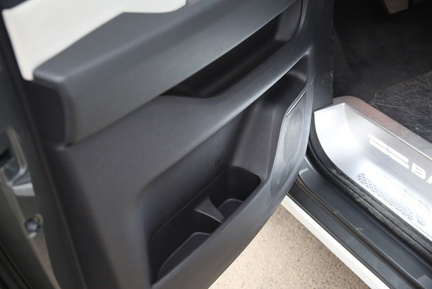 空间大组合多性价比不错 锐胜M8增程版试驾