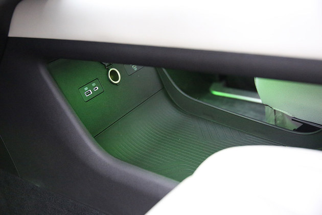 空间大组合多性价比不错 锐胜M8增程版试驾