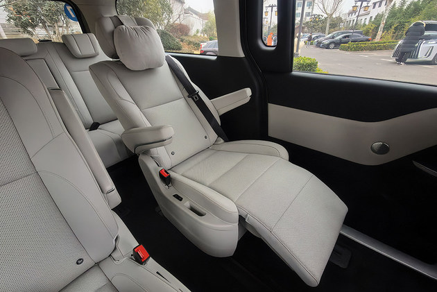 空间大组合多性价比不错 锐胜M8增程版试驾