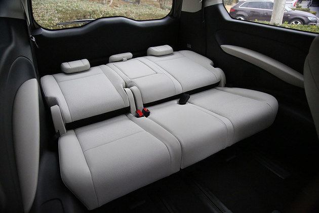 空间大组合多性价比不错 锐胜M8增程版试驾