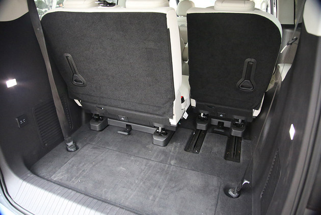 空间大组合多性价比不错 锐胜M8增程版试驾