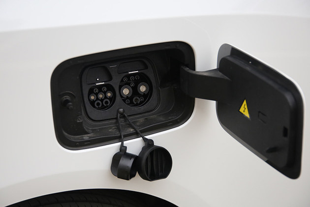 空间大组合多性价比不错 锐胜M8增程版试驾