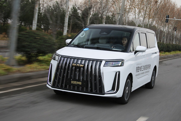 空间大组合多性价比不错 锐胜M8增程版试驾