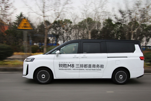 空间大组合多性价比不错 锐胜M8增程版试驾