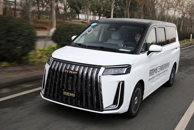 空间大组合多性价比不错 锐胜M8增程版试驾