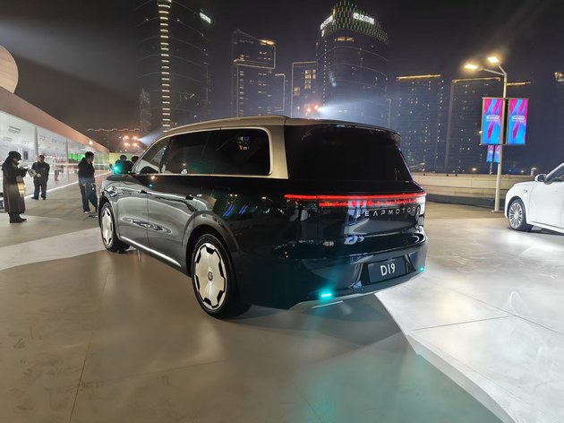 零跑D19内饰首秀 预计2026年4月上市交付