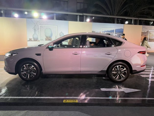 中杯的价格超大杯的快乐 2026款秦家族DM-i长续航版售8.98万起