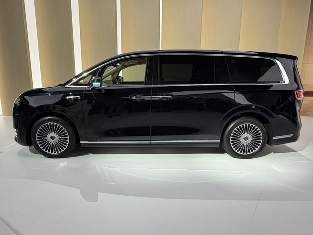 九车同台 鸿蒙智行要的不是爆款 而是整个战场