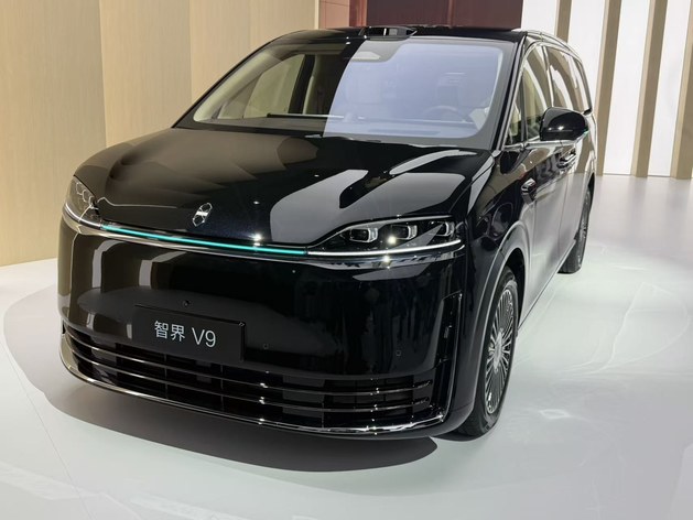 九车同台 鸿蒙智行要的不是爆款 而是整个战场