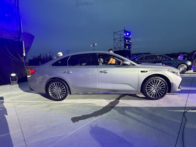 吉利银河星耀7预售11.28万起，中型插混市场的新选择