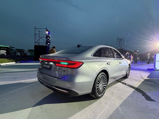 吉利银河星耀7预售11.28万起，中型插混市场的新选择