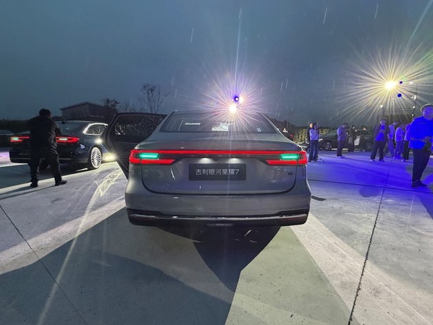 吉利银河星耀7预售11.28万起，中型插混市场的新选择