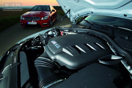V8的较量 测试奔驰 C63 AMG与BMW M3