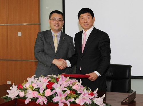 福耀集团总裁曹晖(左)与长城汽车董事长魏建军(右)签署战略合作协议
