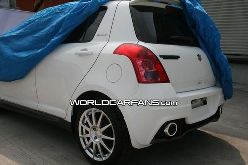 白色1.6升雨燕改装 全车增加WRC套件 