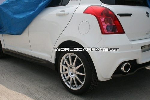 白色1.6升雨燕改装 全车增加WRC套件 