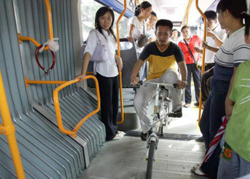 超长公交车亮相郑州 可容纳230名乘客 