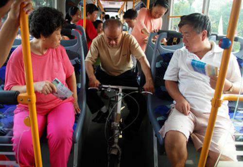 超长公交车亮相郑州 可容纳230名乘客 