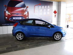 实用的舒适性配置！6款带天窗的小型车