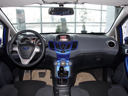 实用的舒适性配置！6款带天窗的小型车