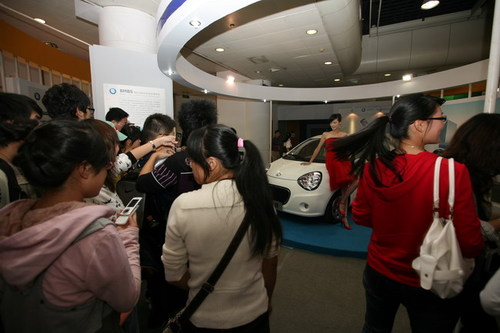 吉利熊猫点亮杭州中国创意产业博览会 