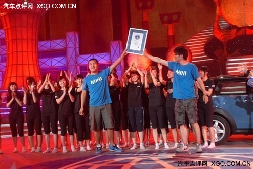 你超载了！ MINI Cooper挑战承载28人
