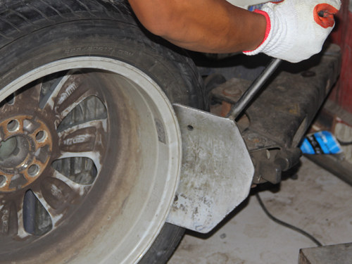 汽车安全手册：轮胎被扎我们该怎么办