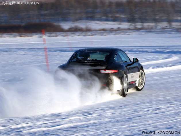 纵情冰雪世界 2015年保时捷凌驾风雪