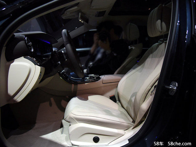 2016北京车展 全新国产奔驰E长轴版实拍